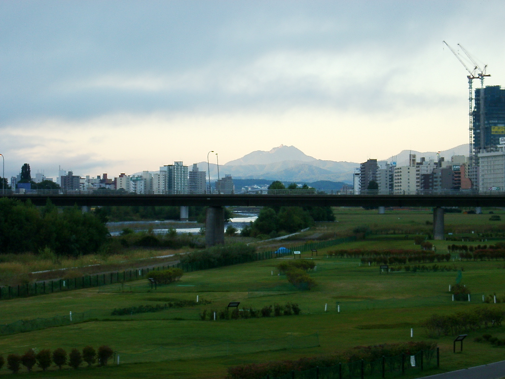 豊平川と恵庭岳の写真