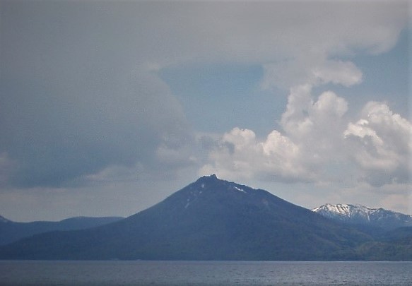恵庭岳と支笏湖の写真