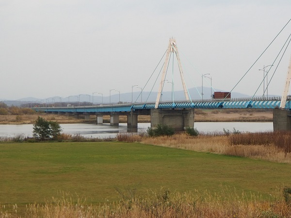 茨戸川にかかる花畔大橋の写真