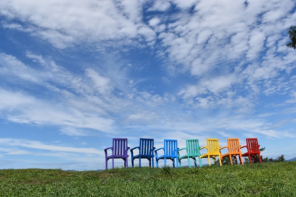 射的山虹色の椅子の写真