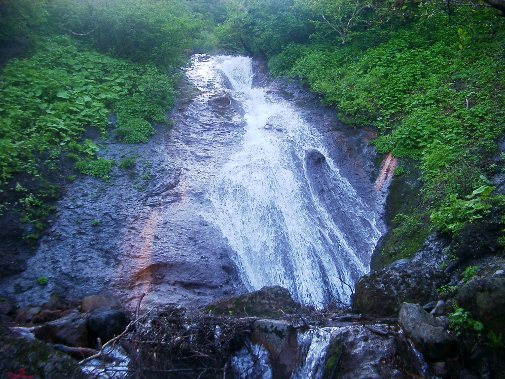 斜里岳沢沿いルートの滝の写真