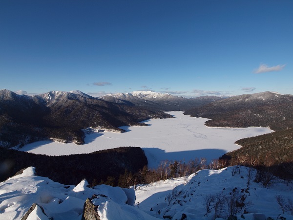 冬の然別湖全景の写真