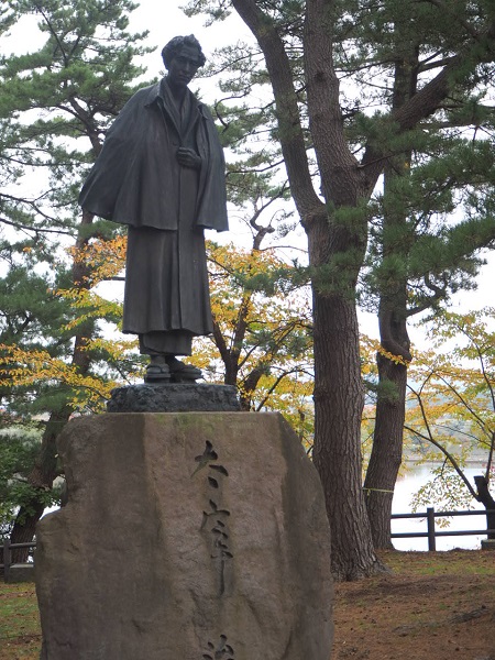 公園内太宰治像の写真
