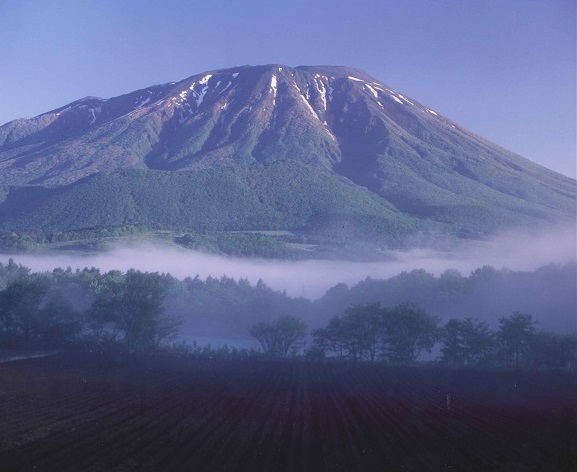 朝霧の岩手山の写真
