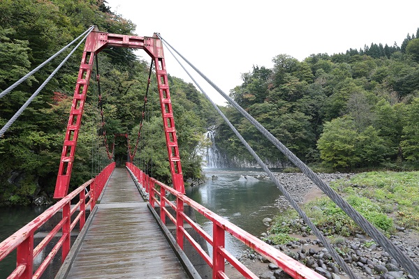 展望台への吊り橋の写真