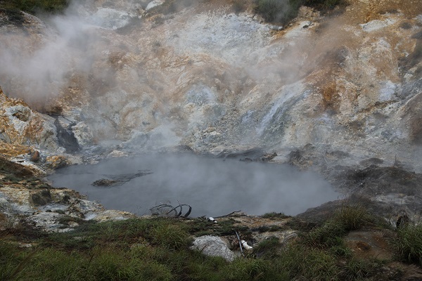 後生掛の泥火山と大湯沼の写真