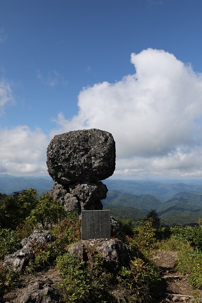 森吉神社冠岩の写真