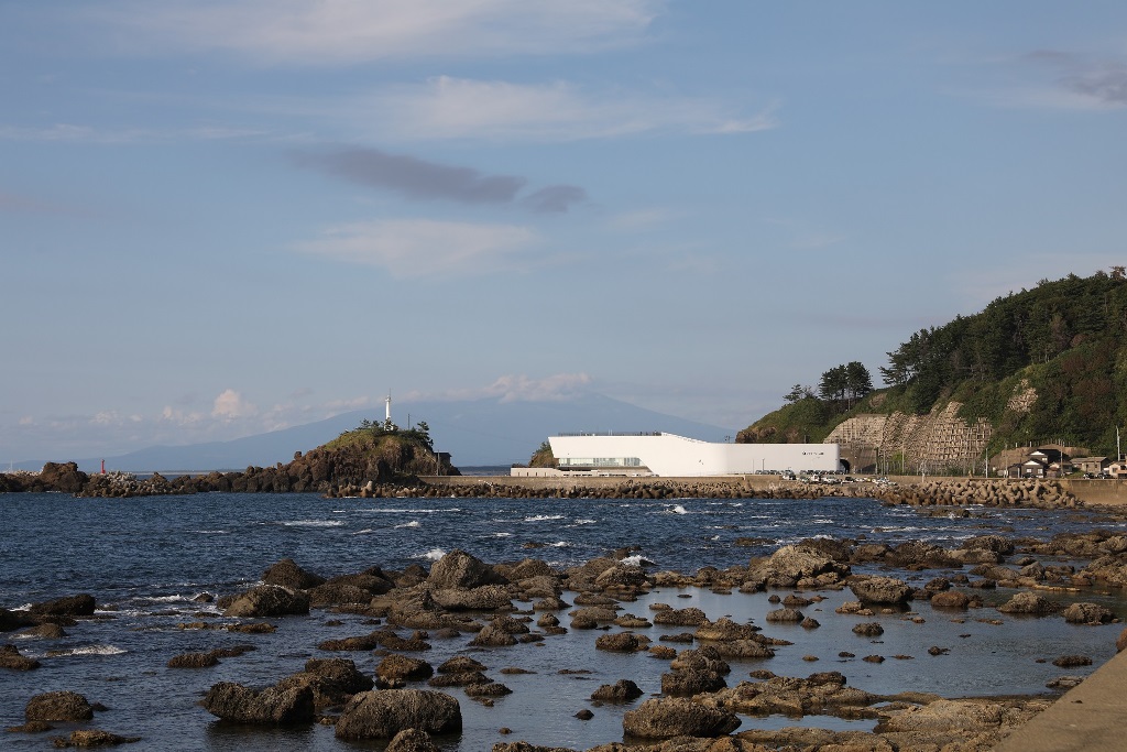 加茂水族館と鳥海山の写真