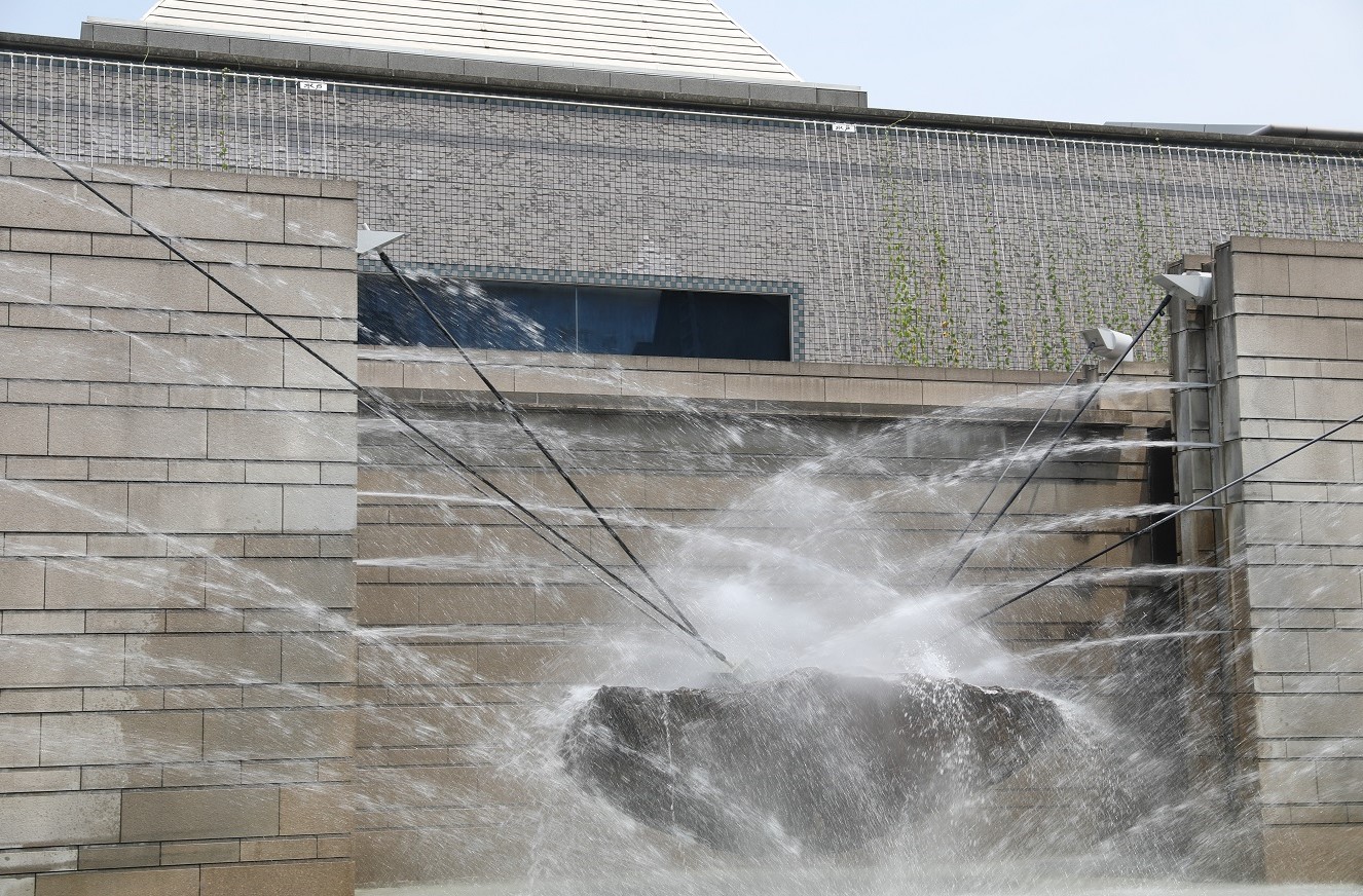水戸芸術館前庭噴水の写真