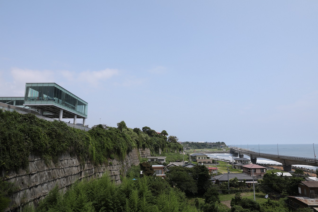 日立駅と海岸段丘の写真