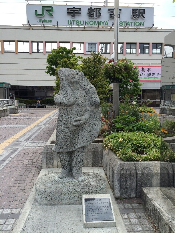 JR宇都宮駅前にある餃子像の写真