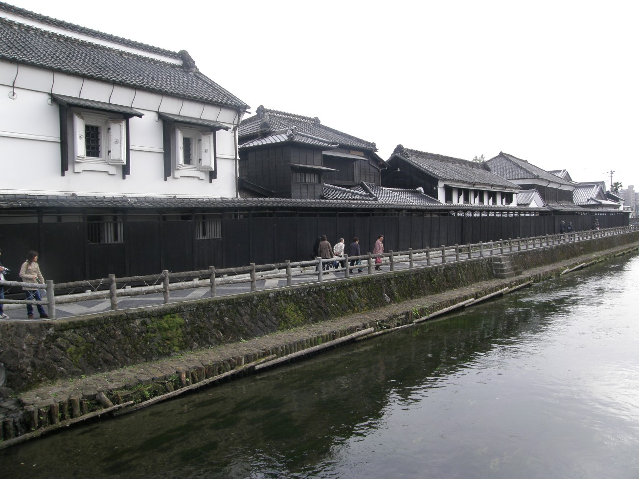 塚田歴史伝説館と巴波川の写真