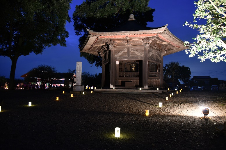 六角堂　毎年中秋の名月頃に行われる「エゴマ灯明の会」でのライトアップの写真