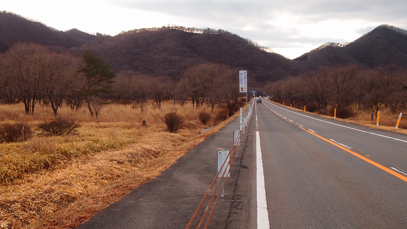 榛名湖畔の直線道路の写真
