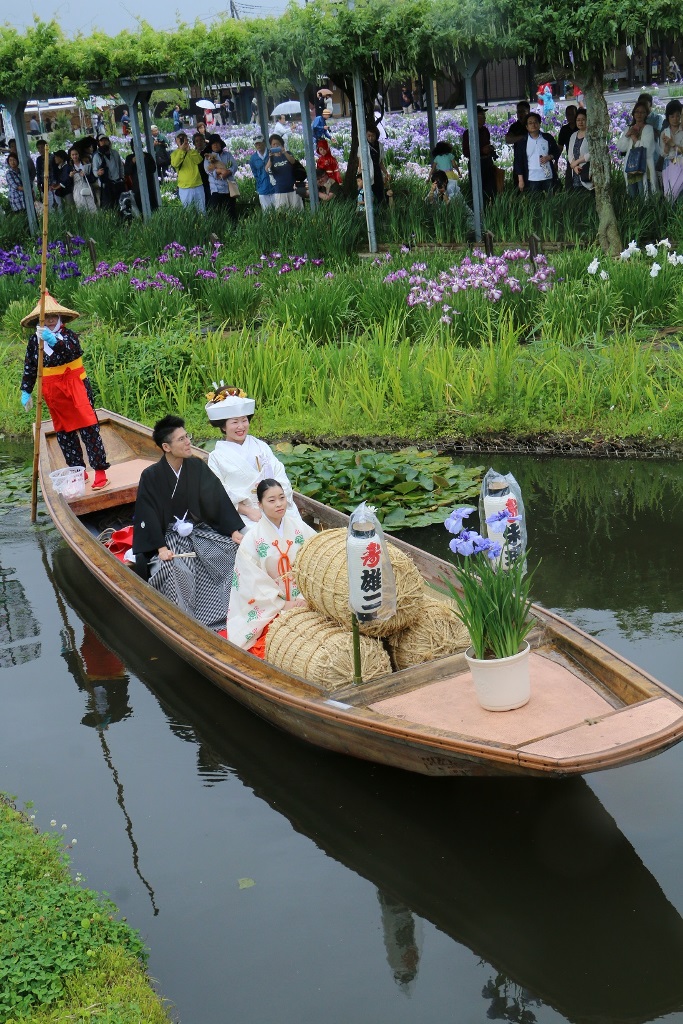 古くから水郷地域で行われていた「嫁入り舟」を再現の写真