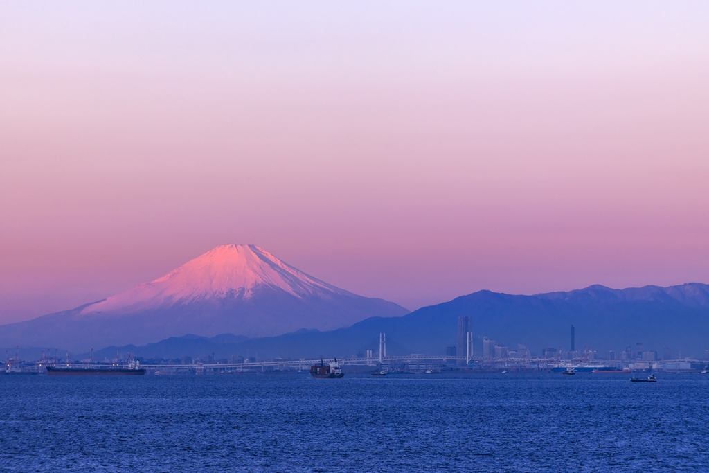海ほたるから見た朝焼けの富士山の写真