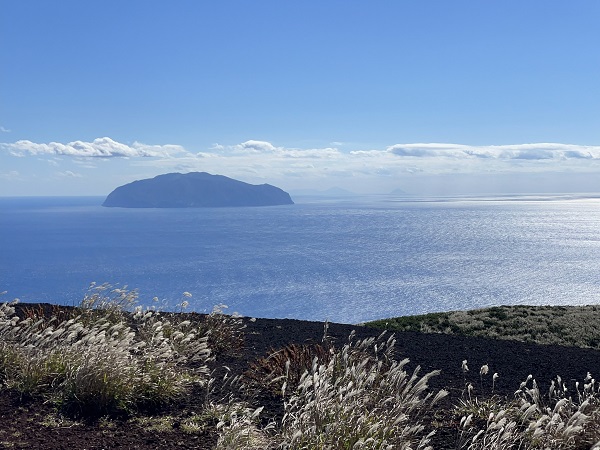 御蔵島の黒崎高尾山断崖の写真