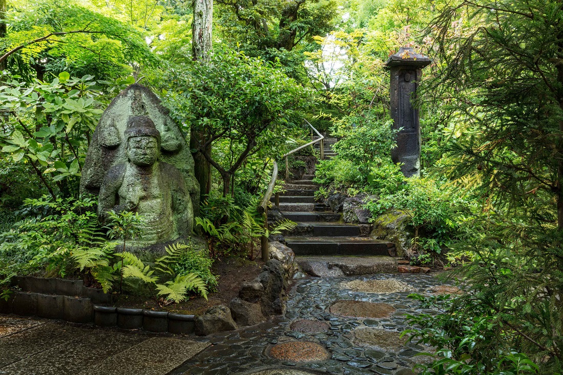 庭園の石仏の写真