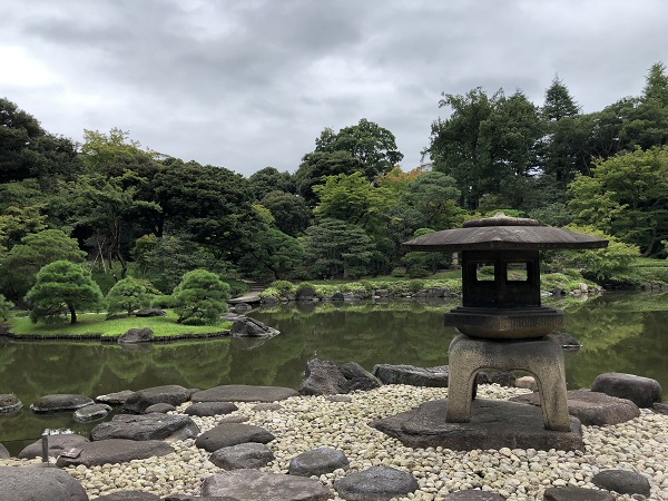 雪見灯籠と心字池の写真