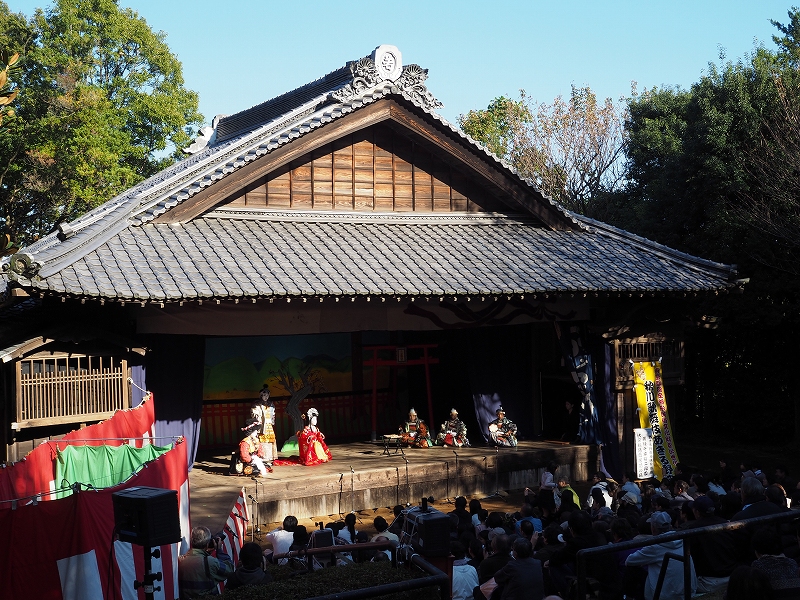 旧船越の舞台を会場にした農村歌舞伎の公演の写真