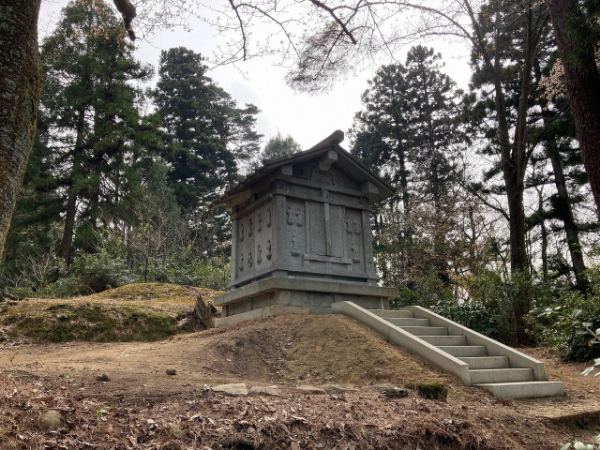豪（利家4女）墓とその前面に建つ石廟の写真