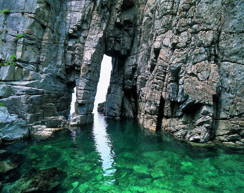 日本海の荒波によって作られた奇岩、洞門、洞窟が6kmにわたり続き、荘厳な景観をなす若狭湾国定公園を代表する景勝地のひとつの写真