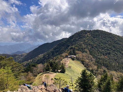 尾根道より介山荘、小金沢方面の写真