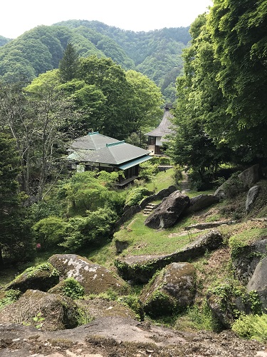 石庭の上段から見下ろす庫裏と会館の写真