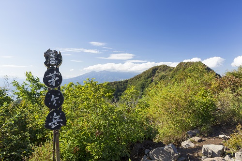 茅ヶ岳山頂　奥は金ヶ岳の写真