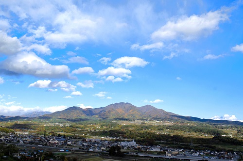 北杜市内から見る茅ヶ岳の写真