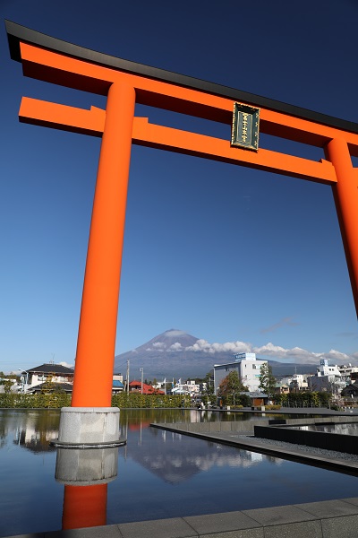 富士宮市浅間大社鳥居と富士山の写真