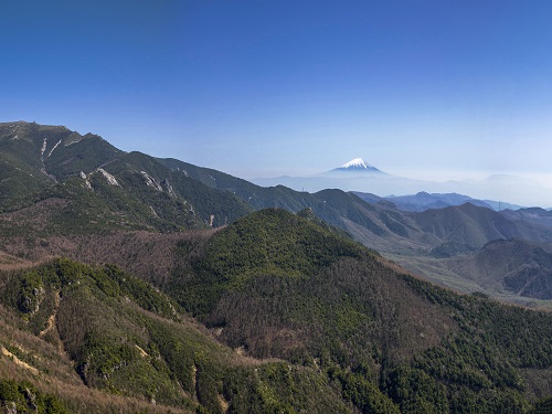 瑞牆山山頂より金峰山・富士山を望むの写真