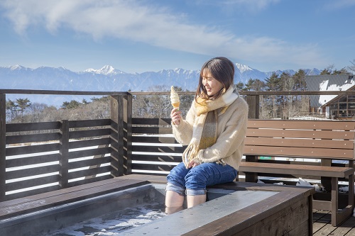 清泉寮ソフトクリームと足湯の写真