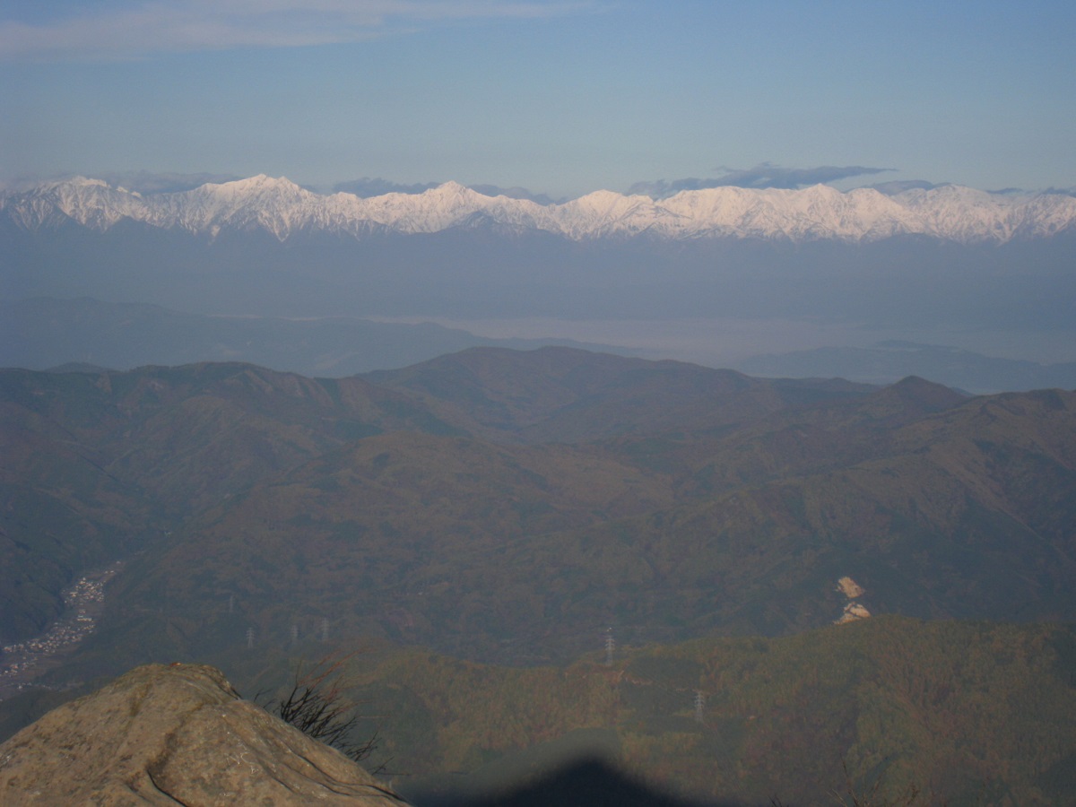 上田烏帽子岳から：鹿島槍（左）と五龍岳（中央）の写真