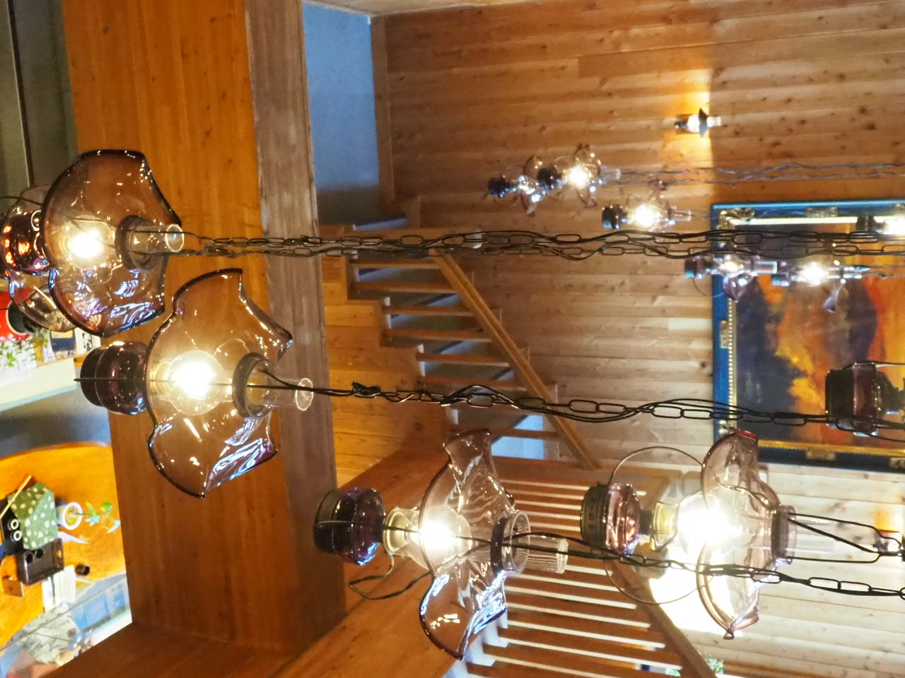 ランプの宿：ランプが吊されているホールの写真
