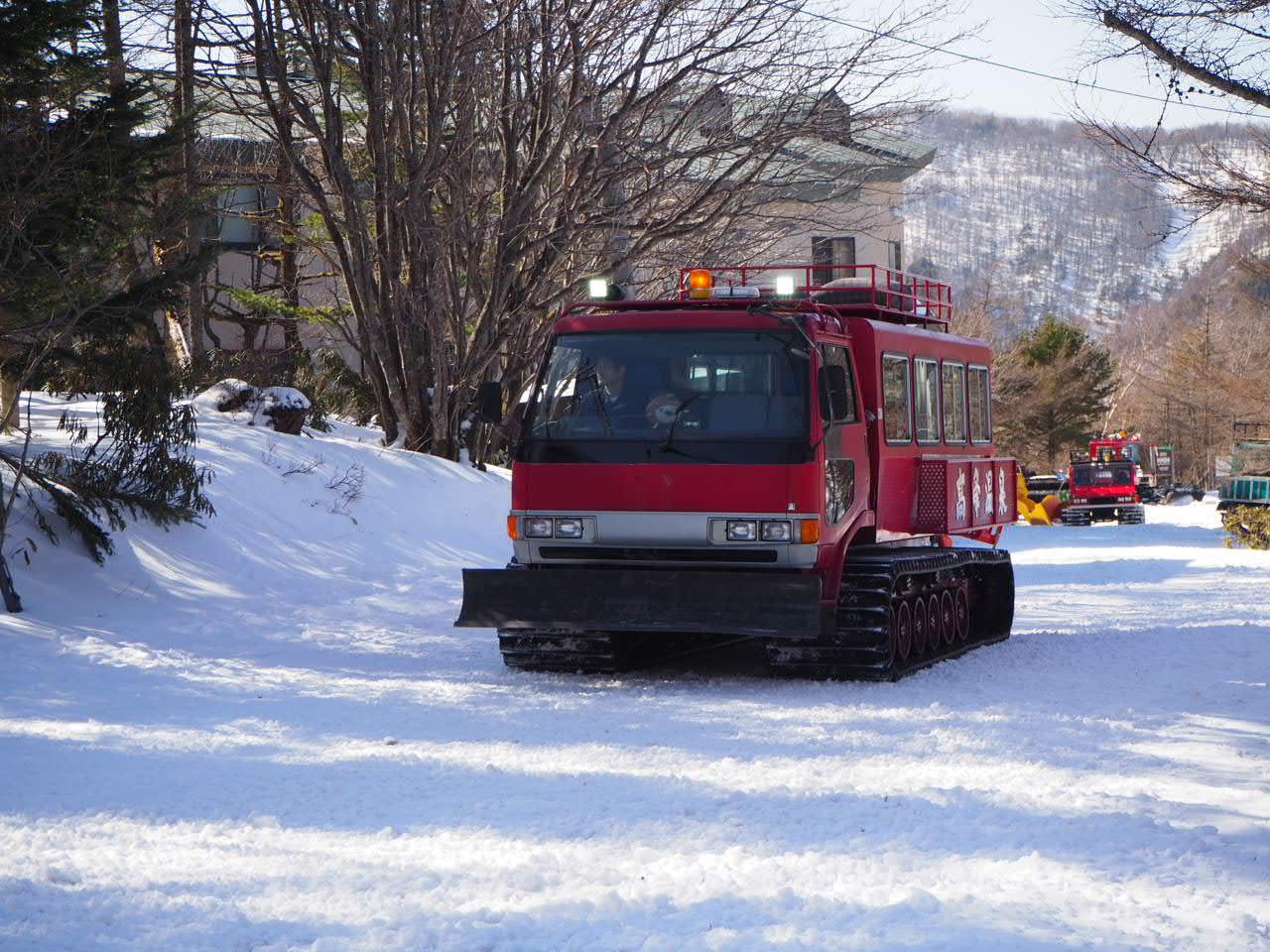 冬期はアサマ2000スキー場第5駐車場より雪上車による送迎ありの写真