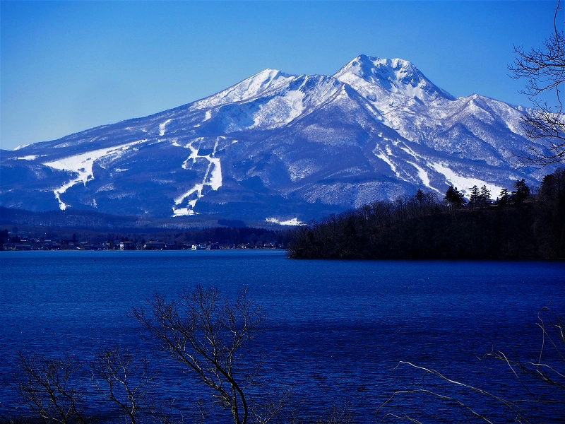 野尻湖と妙高山の写真