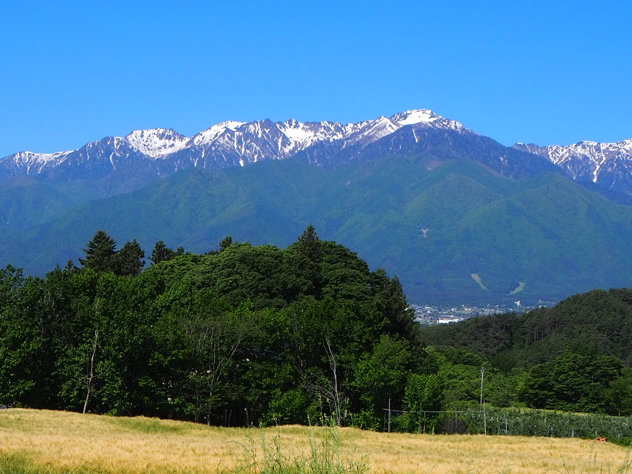 伊那市から：空木岳（中央）と南駒ヶ岳（左）の写真