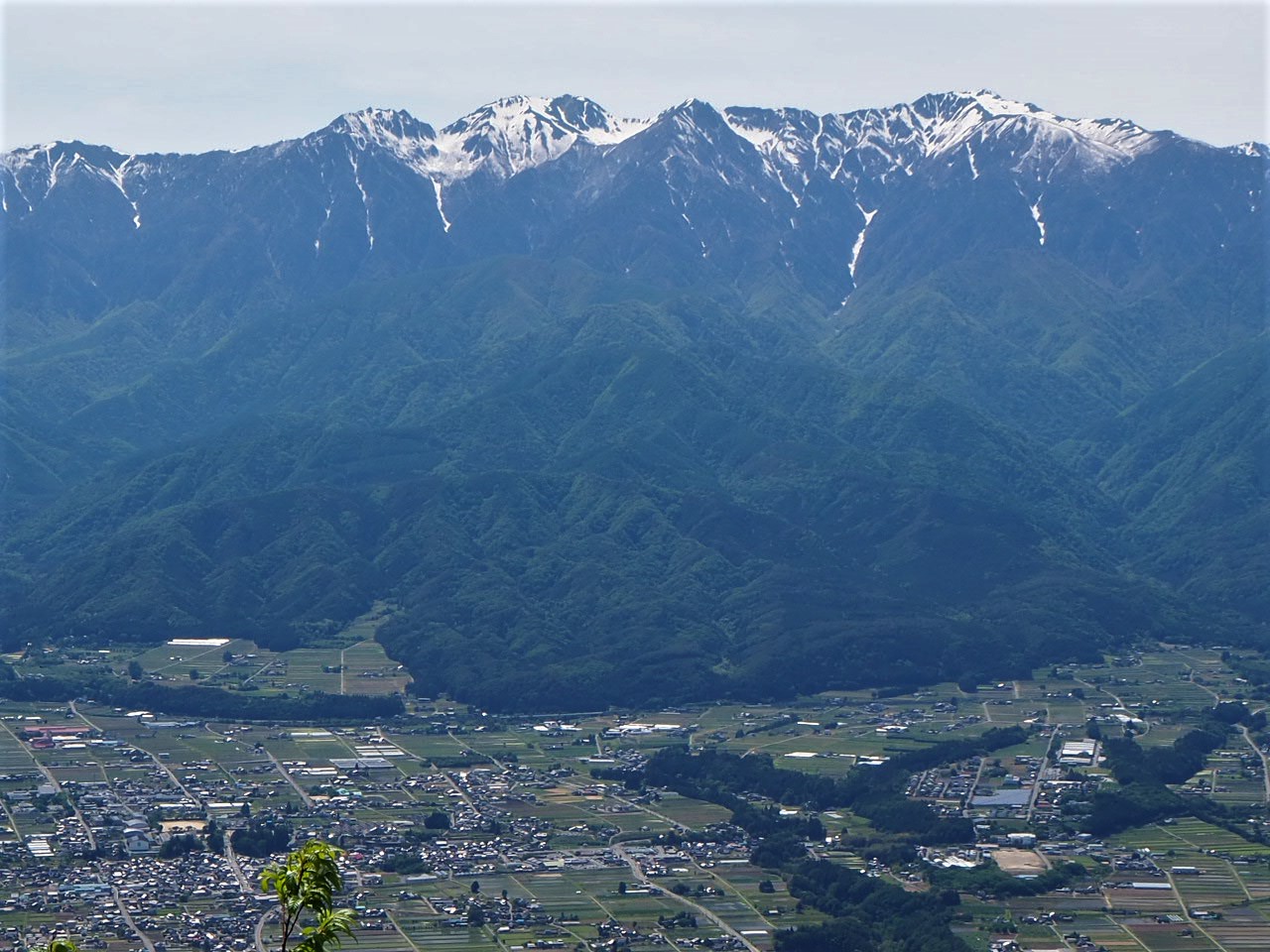 陣馬形山から：木曽駒ヶ岳・宝剣岳（右）、空木岳（中央）、南駒ヶ岳（左）の写真