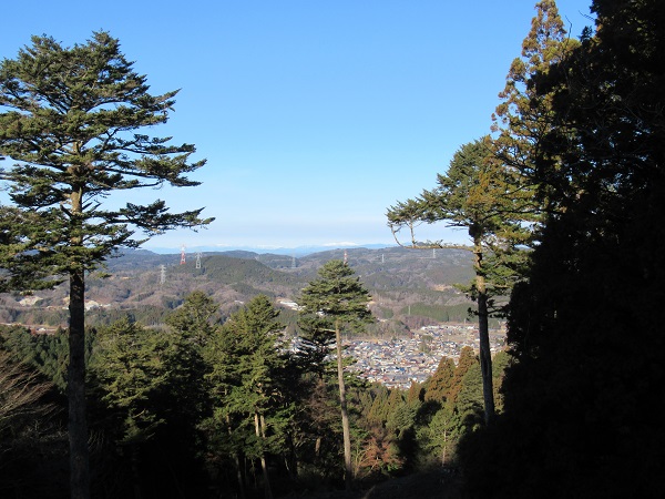 本丸から見る城下町と白山の写真