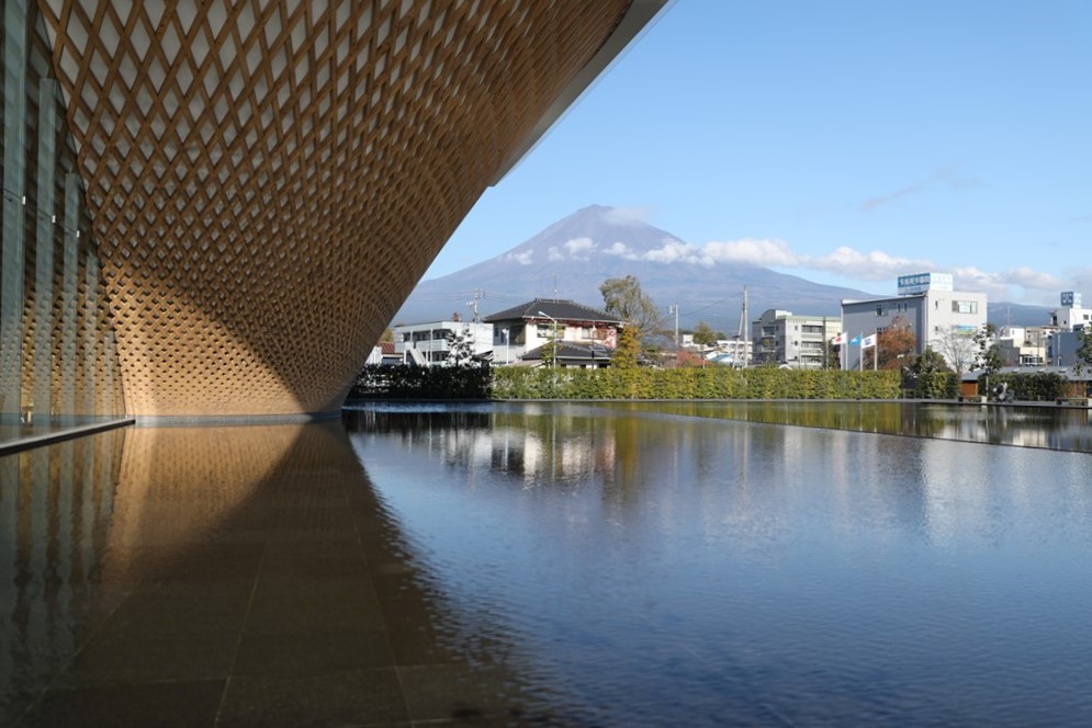 世界遺産センターと富士山の写真