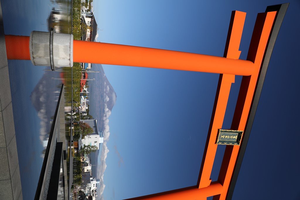 鳥居と富士山の写真