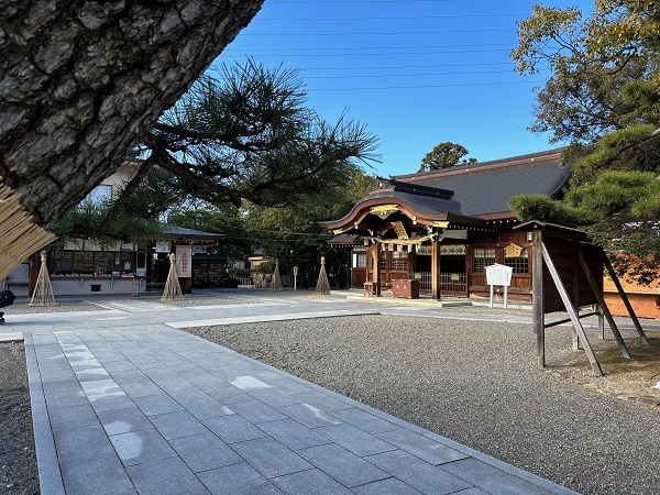 田縣神社 拝殿前の写真