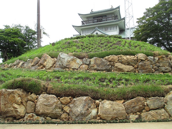 石垣と歴史館の写真