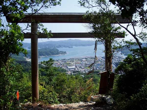 浅間山の鳥居と五ヶ所湾の写真