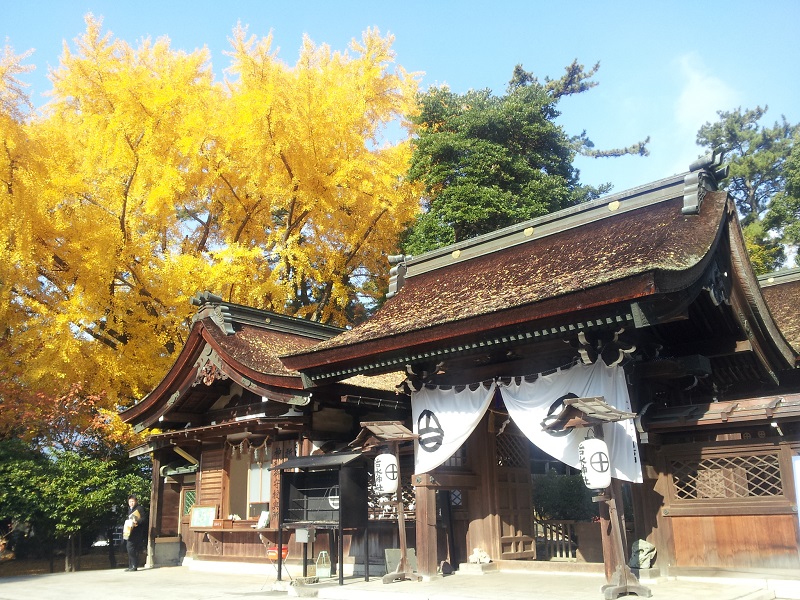 長良川と揖斐川の合流点にある治水神社の秋の風景の写真