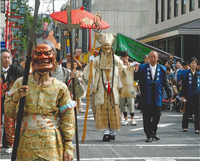 鬼を従え行列を進める役行者の写真