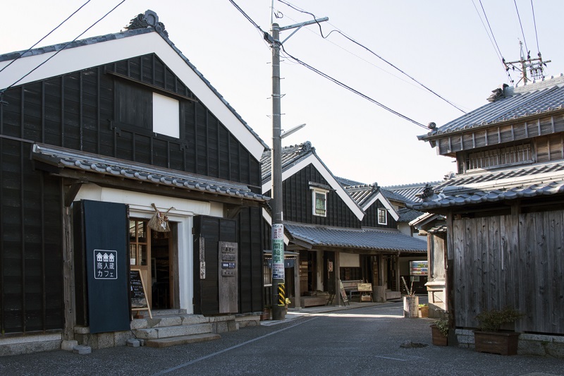 伊勢河崎商人館　川沿いの蔵の写真