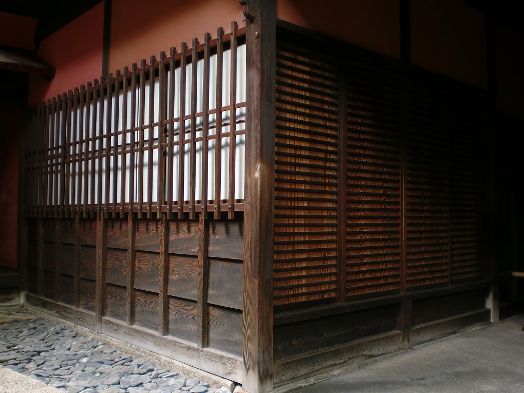 角屋玄関刀傷の写真