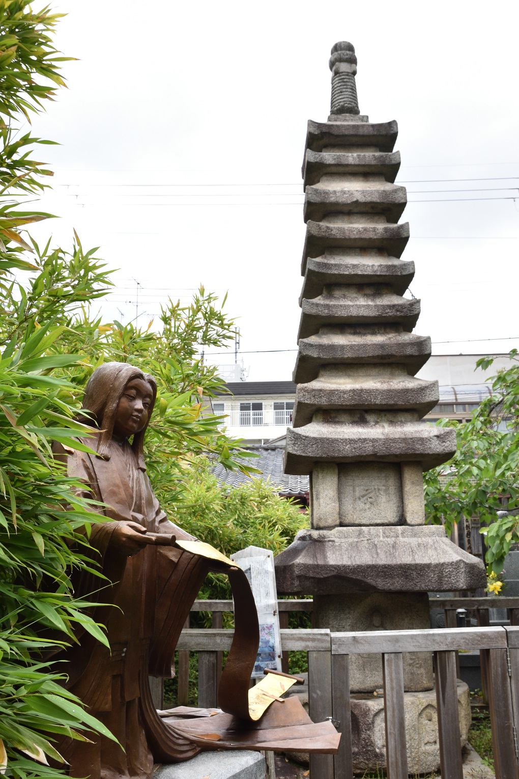 紫式部供養塔の写真